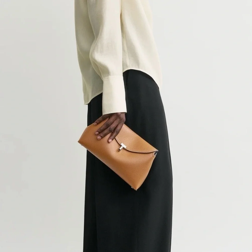 Toteme T-lock grained-leather clutch tan - Picture 2 of 10